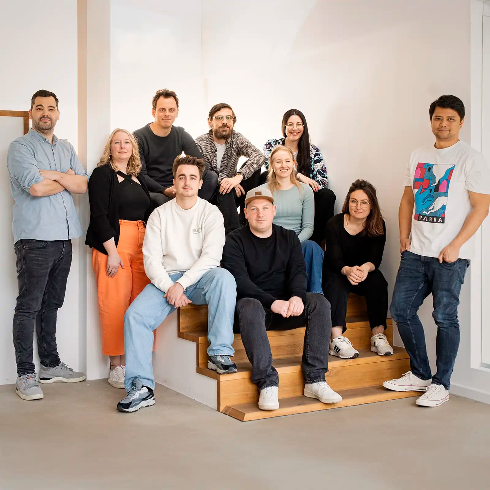 Gruppenfoto des gesamten VLIP-Teams: Die Mitarbeiterinnen und Mitarbeiter sitzen und stehen gemeinsam auf einer Treppe. Tobias Degen, José Cielito Pfister , Oliver Leonards, Felicitas Slex, Julia Schrörs,  Lara Valsamidis,  Sean Fairhurst,  Lukas Besch und Moritz van Lieshout