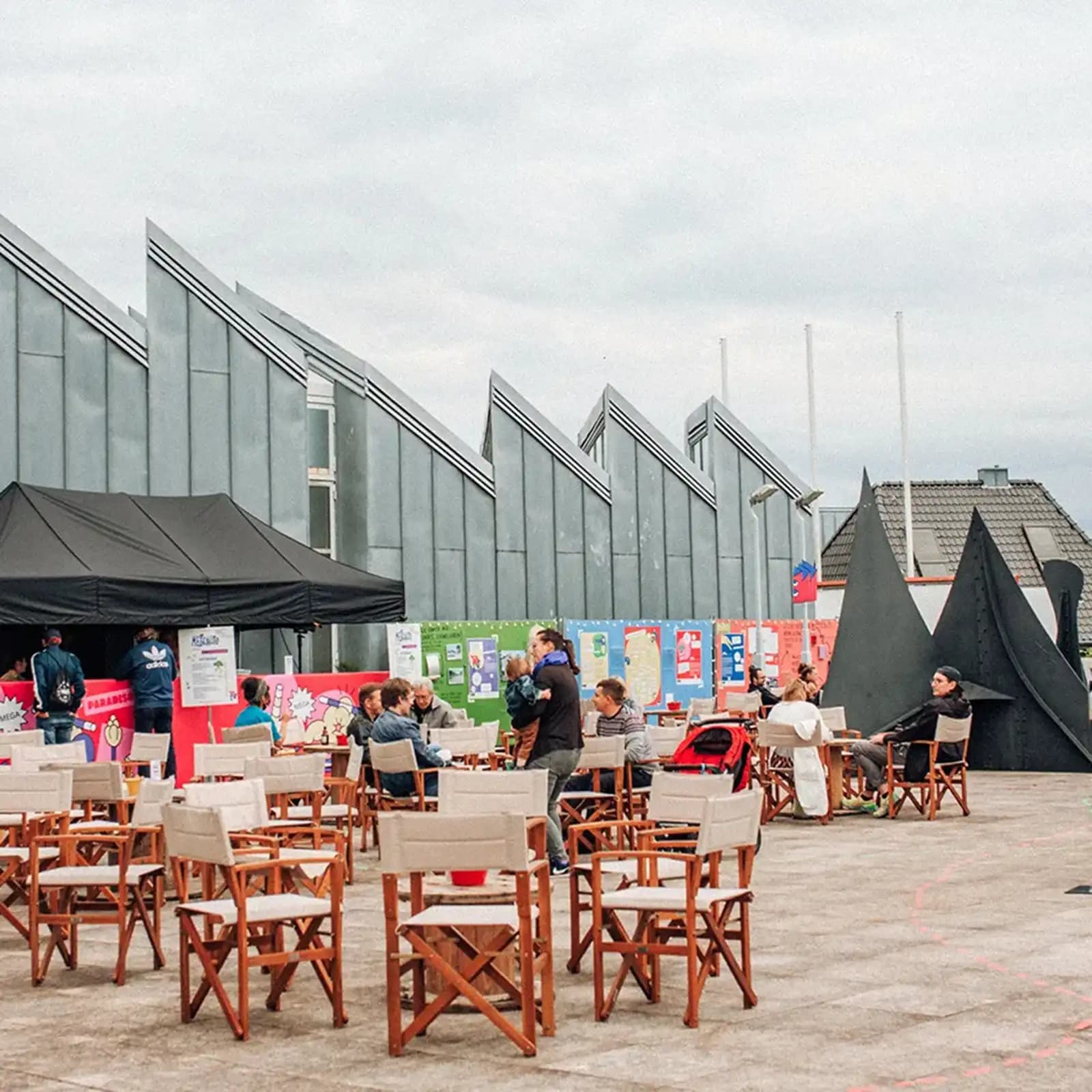 Besucher auf der Dachterrasse des Museums Abteiberg beim Kulturfestival pop paradiso – ein Projekt von VLIP.