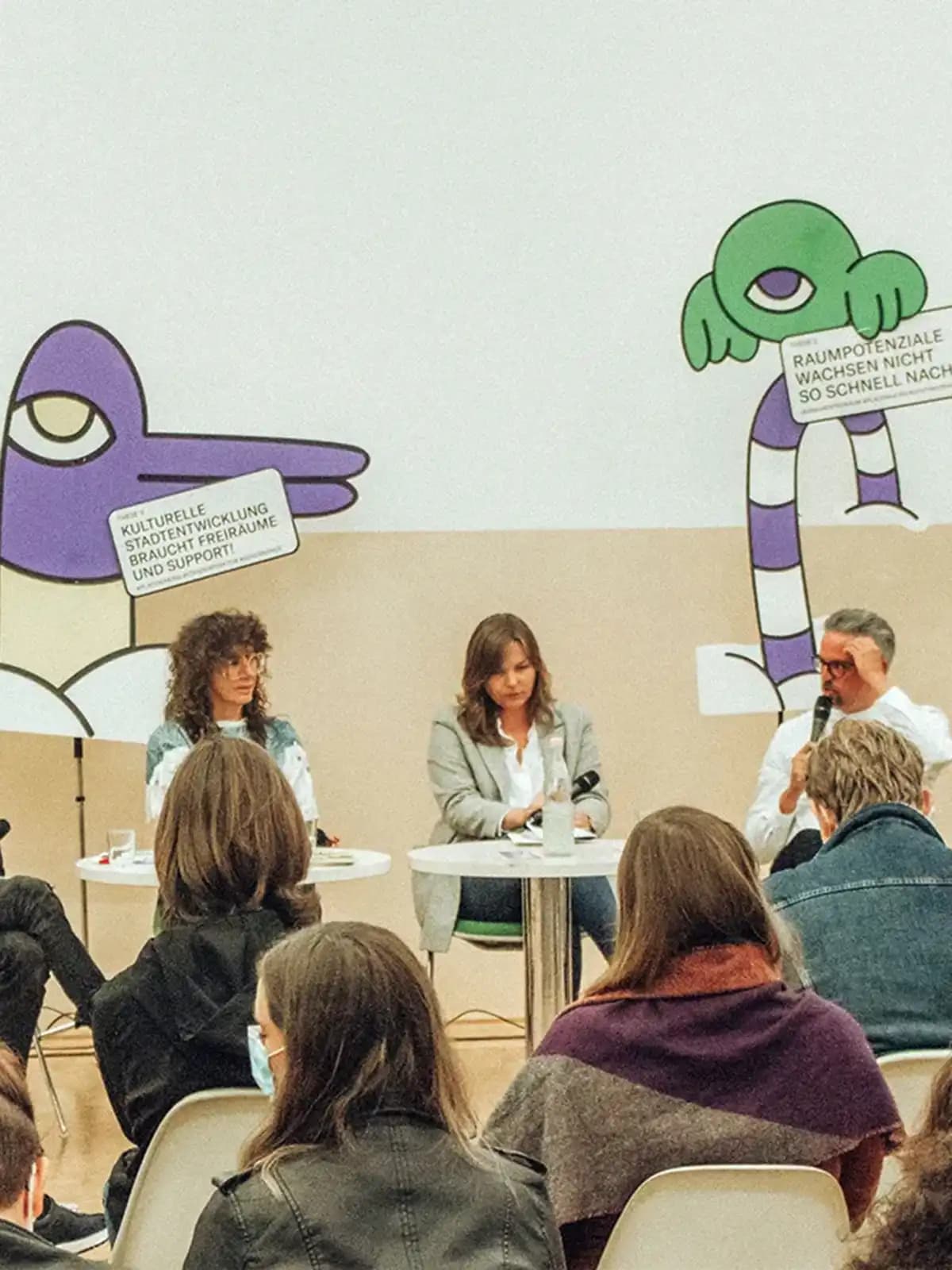 Paneldiskussion mit Expertinnen und Experten bei Pop Paradiso im Museum Abteiberg in Mönchengladbach – ein Projekt von Vlip zur urbanen Belebung des öffentlichen Raums.