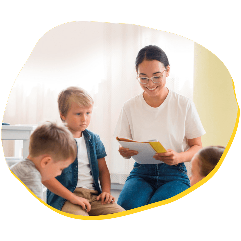 Eine Erzieherin liest Kindern aus einem Heft vor und sitzt dabei lachend mit ihnen im Kreis – ein Bild aus dem Vlip-Rebranding für pro multis zur Vermittlung von Nähe und Begegnung auf Augenhöhe.