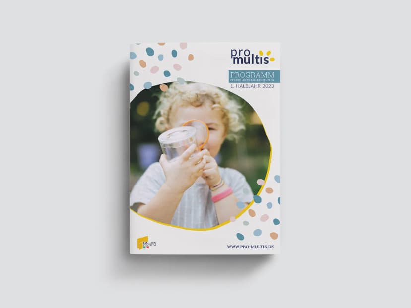 Programmheft von pro multis mit neuem Corporate Design, gestaltet von Vlip – Titel mit Foto eines Kindes, das durch eine Lupe schaut.