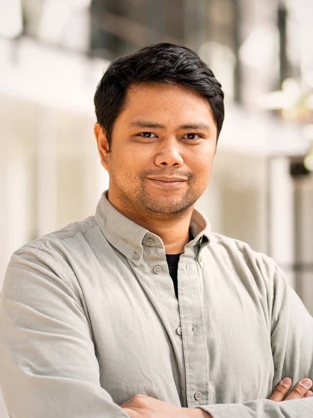 Portrait von José Cielito Pfister, UX/UI Designer und Webentwickler bei VLIP, lächelnd vor hellem Hintergrund.