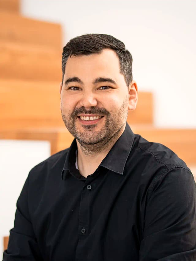 Portrait von Tobias Degen, Geschäftsführer bei VLIP mit Schwerpunkt Kreativdirektion, freundlich und professionell in die Kamera blickend.